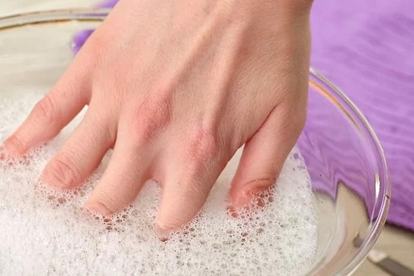 روش‌های پاک کردن چسب قطره‌ای از روی پوست