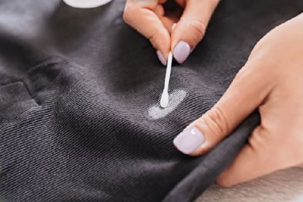 پاک کردن چسب رازی از روی لباس
